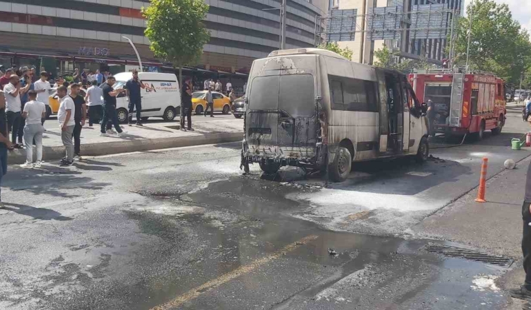 diyarbakirda-sehir-ici-minibus-yanginda-kule-dondu-Of9PRacz.jpg