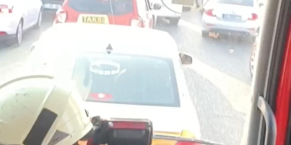 Diyarbakır'da Trafik Sıkışıklığı İtfaiye Ekiplerinin İşini Zorlaştırdı Diyarbakır’da Trafik Sıkışıklığı İtfaiye Ekiplerinin İşini Zorlaştırdı