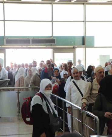 elazig-hacilari-yurda-donuste-ciceklerle-karsilandi-muftulukten-sicak-bir-karsilama-bH6feMMM.jpg