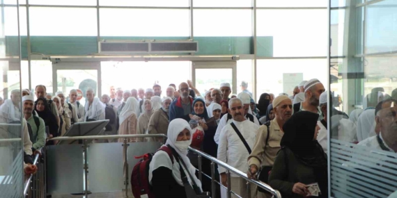 Elazığ Hacıları Yurda Dönüşte Çiçeklerle Karşılandı: Müftülükten Sıcak Bir Karşılama Elazığ Hacıları Yurda Dönüşte Çiçeklerle Karşılandı: Müftülükten Sıcak Bir Karşılama