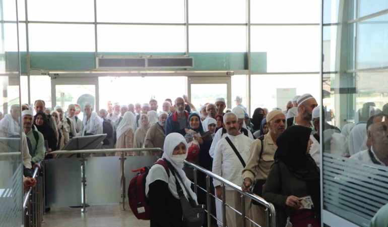 elazig-hacilari-yurda-donuste-ciceklerle-karsilandi-muftulukten-sicak-bir-karsilama-bH6feMMM.jpg