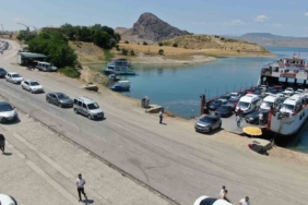 elazig-pertek-feribot-seferlerinde-bayram-yogunlugu-uzun-kuyruklar-olustu-qctv2dUH.jpg