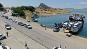 elazig-pertek-feribot-seferlerinde-bayram-yogunlugu-uzun-kuyruklar-olustu-qctv2dUH.jpg