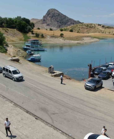elazig-pertek-feribot-seferlerinde-bayram-yogunlugu-uzun-kuyruklar-olustu-qctv2dUH.jpg