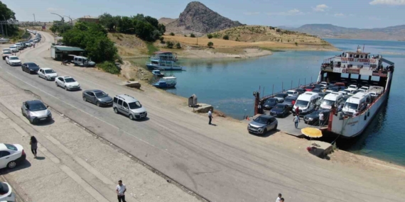 Elazığ-Pertek Feribot Seferlerinde Bayram Yoğunluğu: Uzun Kuyruklar Oluştu Elazığ-Pertek Feribot Seferlerinde Bayram Yoğunluğu: Uzun Kuyruklar Oluştu