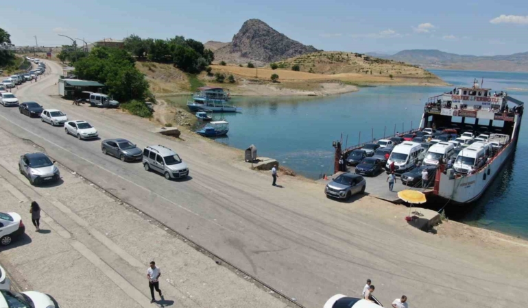 elazig-pertek-feribot-seferlerinde-bayram-yogunlugu-uzun-kuyruklar-olustu-qctv2dUH.jpg