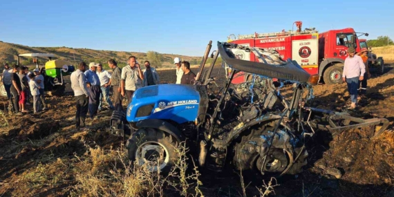 Elazığ'da Alevler İçinde Kalan Traktör Yandı Elazığ’da Alevler İçinde Kalan Traktör Yandı