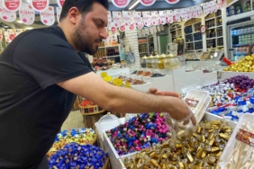 elazigda-bayram-coskusuyla-sekerler-tezgahlarda-yerini-aldi-3E1jh2EB.jpg