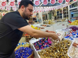 elazigda-bayram-coskusuyla-sekerler-tezgahlarda-yerini-aldi-3E1jh2EB.jpg