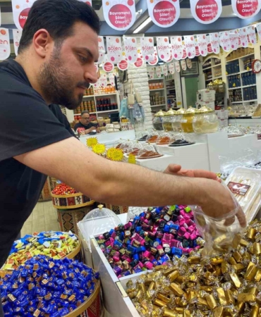 elazigda-bayram-coskusuyla-sekerler-tezgahlarda-yerini-aldi-3E1jh2EB.jpg
