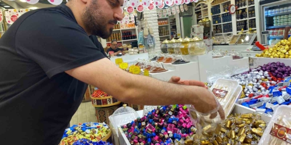 Elazığ'da Bayram Coşkusuyla Şekerler Tezgahlarda Yerini Aldı Elazığ’da Bayram Coşkusuyla Şekerler Tezgahlarda Yerini Aldı