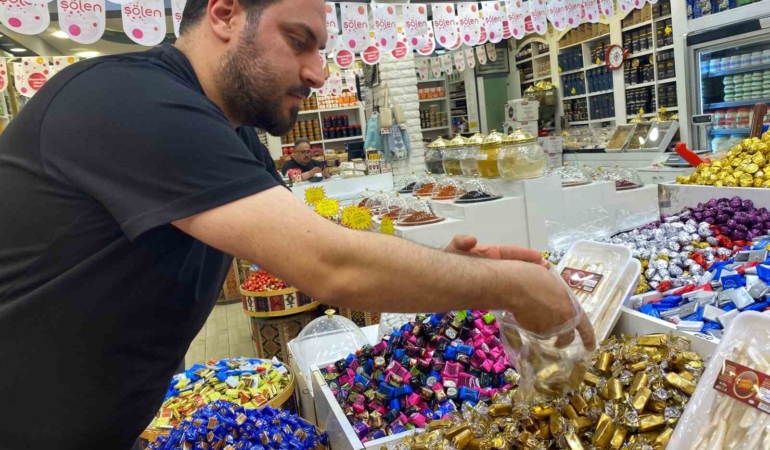 elazigda-bayram-coskusuyla-sekerler-tezgahlarda-yerini-aldi-3E1jh2EB.jpg