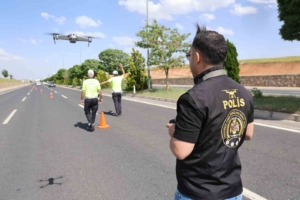 elazigda-bayram-oncesi-dron-ile-yapilan-yenilikci-trafik-denetimi-dCLlJysx.jpg
