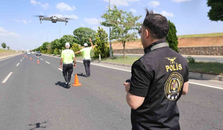 elazigda-bayram-oncesi-dron-ile-yapilan-yenilikci-trafik-denetimi-dCLlJysx.jpg
