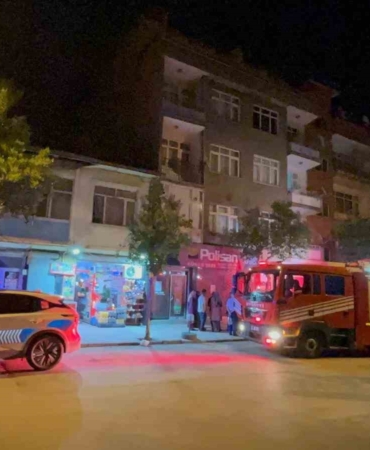 elazigda-bina-yangini-iki-kisi-dumandan-etkilendi-detaylar-burada-L8gmsnq6.jpg