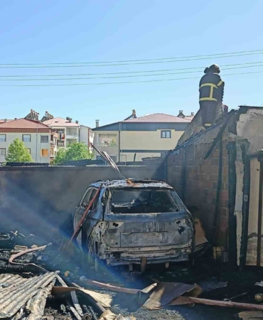 elazigda-dehset-veren-yangin-arac-kullanilamaz-hale-geldi-odunluk-kuller-icinde-kaldi-VF7qml8T.jpg