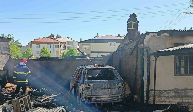 elazigda-dehset-veren-yangin-arac-kullanilamaz-hale-geldi-odunluk-kuller-icinde-kaldi-VF7qml8T.jpg
