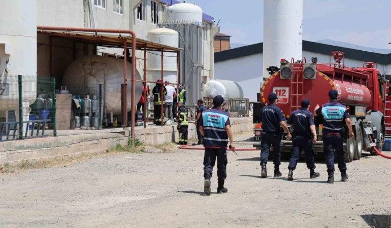elazigda-gaz-dolum-tesisinde-sok-patlama-3-kisi-gazdan-etkilendi-MhK3eECw.jpg