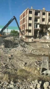 elazigda-hassas-yikim-agir-hasarli-bina-tek-dokunusla-yok-edildi-K8RQFFGy.jpg