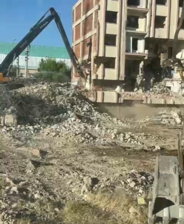 elazigda-hassas-yikim-agir-hasarli-bina-tek-dokunusla-yok-edildi-K8RQFFGy.jpg