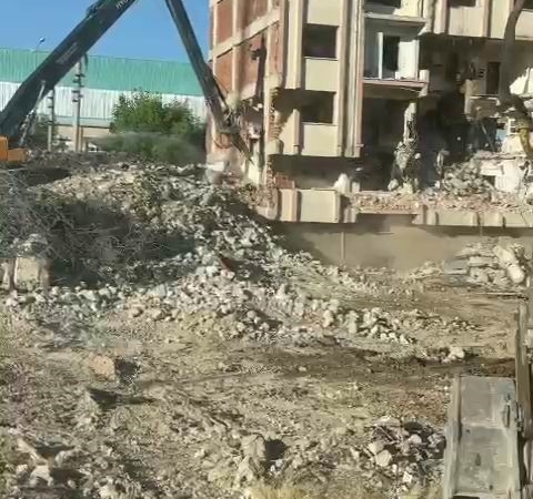 elazigda-hassas-yikim-agir-hasarli-bina-tek-dokunusla-yok-edildi-K8RQFFGy.jpg