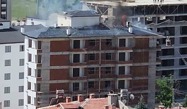 elazigda-insaatta-meydana-gelen-cati-yangini-basariyla-kontrol-altina-alindi-2ACxTlBH.jpg