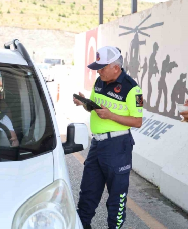 elazigda-jandarma-ekiplerinin-bayram-denetimleri-devam-ediyor-Qgk8TMzJ.jpg
