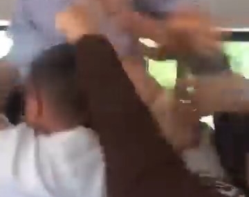 Elazığ'da Kadınların Otobüste Çıkan Kavgası Kameralara Yansıdı Elazığ’da Kadınların Otobüste Çıkan Kavgası Kameralara Yansıdı