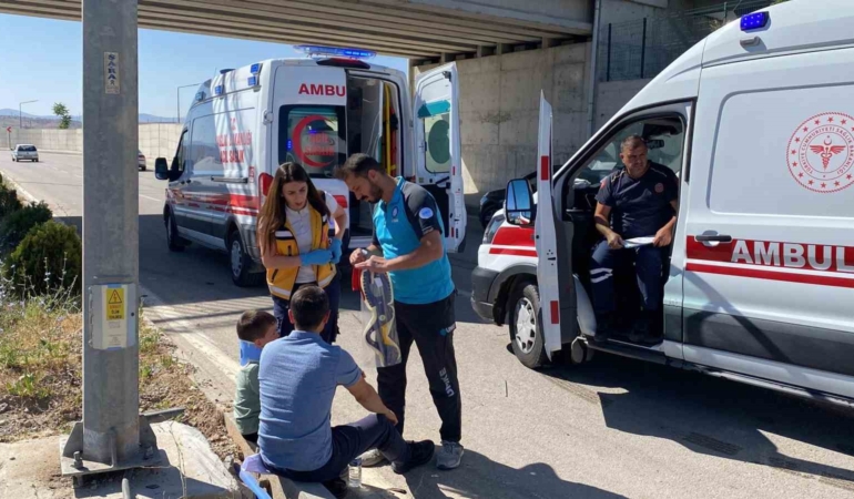 elazigda-karsi-seride-gecen-otomobilin-yol-actigi-kaza-3-yarali-J5qJTe47.jpg