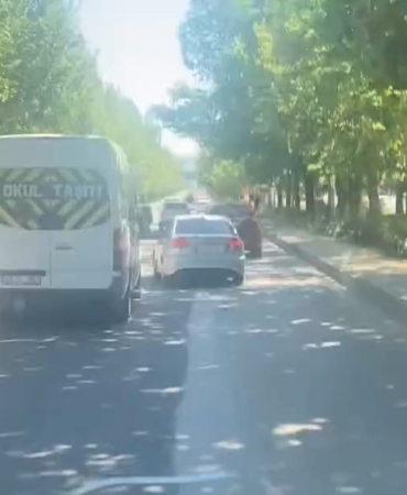 elazigda-makas-atarak-tehlike-yaratan-surucu-guvenlik-kamerasinda-XbLOGzRW.jpg