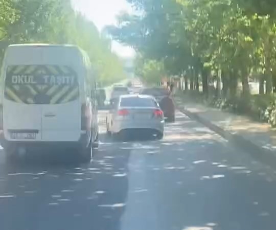 elazigda-makas-atarak-tehlike-yaratan-surucu-guvenlik-kamerasinda-XbLOGzRW.jpg