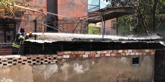 Elazığ'da Odunluk Yangını: Bir Yaralı ve Olayın Detayları Elazığ’da Odunluk Yangını: Bir Yaralı ve Olayın Detayları