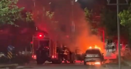 Elazığ'da Seyir Halindeki Araçta Beklenmedik Yangın Olayı Elazığ’da Seyir Halindeki Araçta Beklenmedik Yangın Olayı