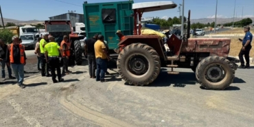 elazigda-traktor-ve-otomobil-carpisti-3-kisi-yaralandi-WM9RgzUw.jpg