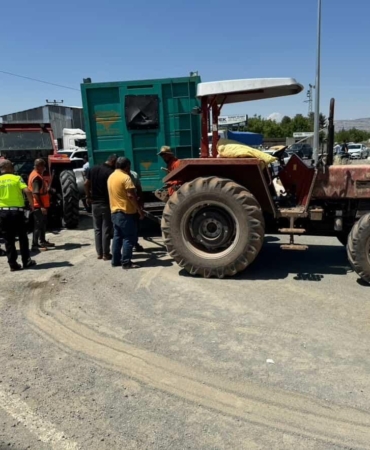 elazigda-traktor-ve-otomobil-carpisti-3-kisi-yaralandi-WM9RgzUw.jpg