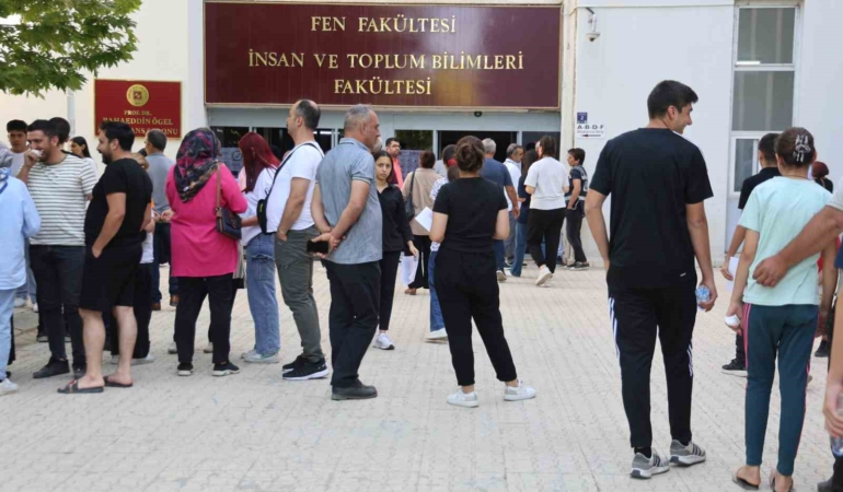 elazigda-yks-coskusu-tum-hiziyla-devam-ediyor-jlVjrGXn.jpg