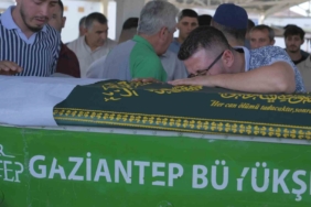 elif-azranin-anisina-binlerce-balonla-ugurlandi-iM8ypTpd.jpg