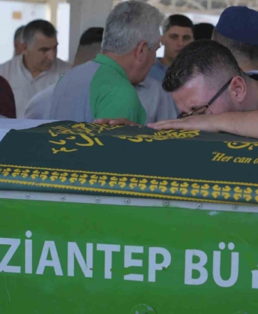 elif-azranin-anisina-binlerce-balonla-ugurlandi-iM8ypTpd.jpg