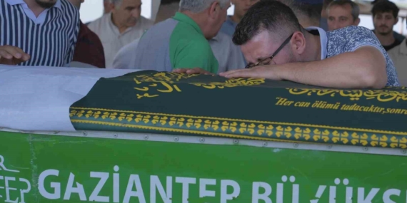Elif Azra'nın Anısına: Binlerce Balonla Uğurlandı Elif Azra’nın Anısına: Binlerce Balonla Uğurlandı
