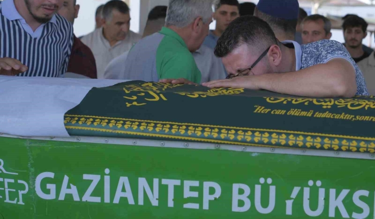 elif-azranin-anisina-binlerce-balonla-ugurlandi-iM8ypTpd.jpg