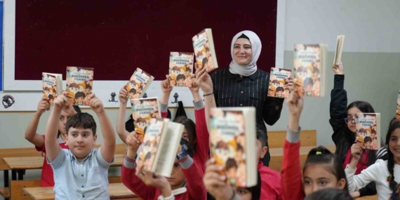 Erzurum'un Kalbinden: 33 Öğrencinin İlham Verici Hikayeleri ve Bir Öğretmenin Yolculuğu Erzurum’un Kalbinden: 33 Öğrencinin İlham Verici Hikayeleri ve Bir Öğretmenin Yolculuğu