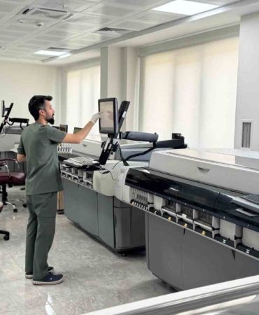 Gazi Yaşargil Eğitim ve Araştırma Hastanesi Merkez Laboratuvarı Yeni Yerleşkesine Taşındı: Yenilikler ve İyileştirmeler gazi-yasargil-egitim-ve-arastirma-hastanesi-merkez-laboratuvari-yeni-yerleskesine-tasindi-yenilikler-ve-iyilestirmeler-qTT5e2Ys.jpg