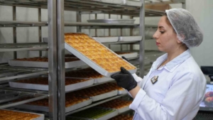 gaziantepte-baklavacilarin-bayram-hazirliklari-tum-hiziyla-basladi-pVSp6NPZ.jpg