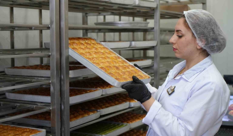 gaziantepte-baklavacilarin-bayram-hazirliklari-tum-hiziyla-basladi-pVSp6NPZ.jpg