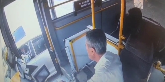 Gaziantep'te Otobüs Şoförüne Yönelik Silahlı Saldırı: Anlar Kamerada Yer Aldı Gaziantep’te Otobüs Şoförüne Yönelik Silahlı Saldırı: Anlar Kamerada Yer Aldı
