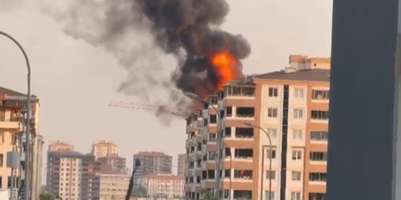 Gaziantep'te Yüksek Katlı Binanın Çatısında Yangın Paniği Gaziantep’te Yüksek Katlı Binanın Çatısında Yangın Paniği