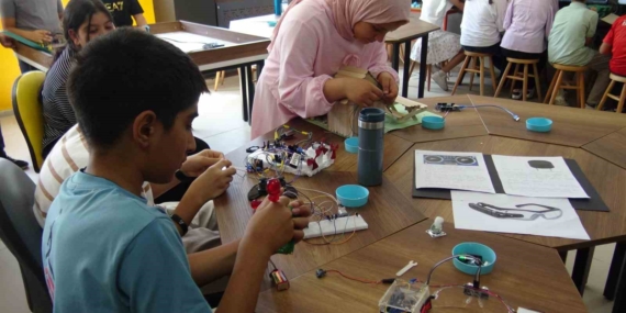 Gercüş'teki Öğrenciler, Robotik Kodlama ile Hayatı Kolaylaştıran Yenilikçi Projeler Geliştiriyor Gercüş’teki Öğrenciler, Robotik Kodlama ile Hayatı Kolaylaştıran Yenilikçi Projeler Geliştiriyor