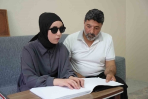 gorme-engelli-esma-nurun-hayatindaki-en-onemli-destek-babasi-3FFZPsbT.jpg
