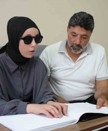 gorme-engelli-esma-nurun-hayatindaki-en-onemli-destek-babasi-3FFZPsbT.jpg