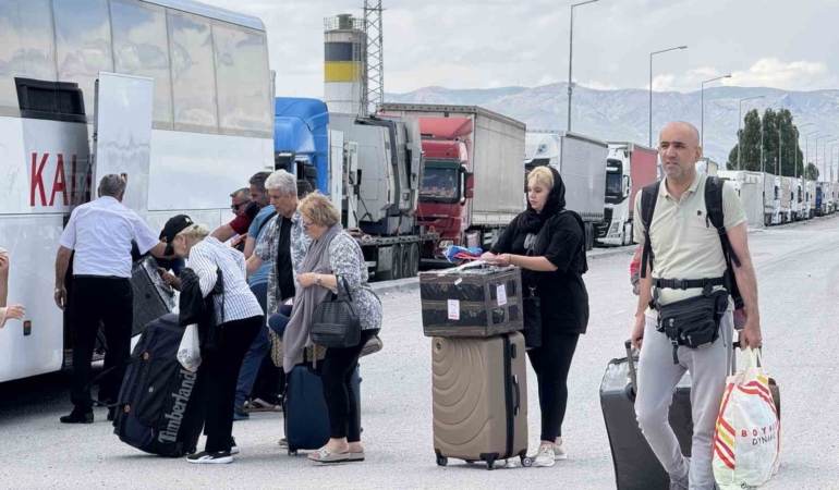 gurbulak-sinir-kapisinda-hava-sahasi-etkisi-karayolu-tercihinin-artisi-zxhfhwGM.jpg